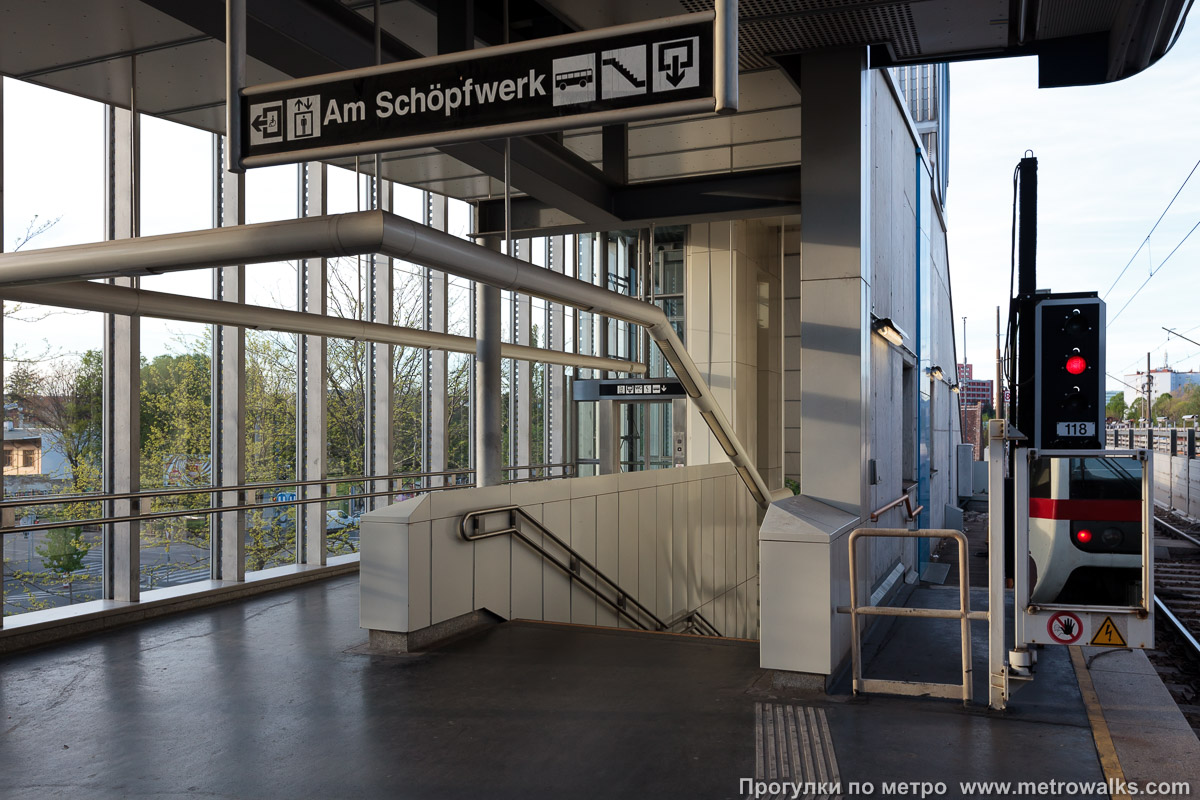Фотография станции Am Schöpfwerk [Ам Шёпфверк] (U6, Вена). Выход в город осуществляется по лестнице.