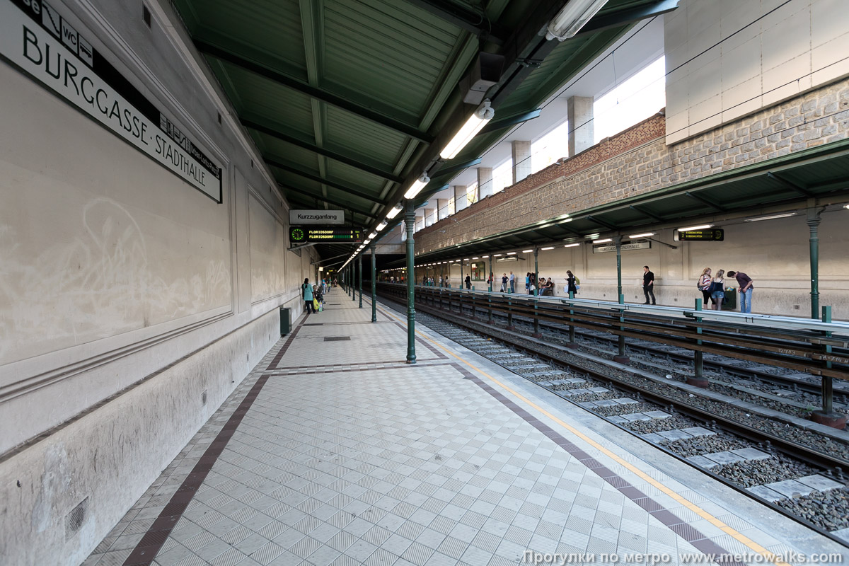 Фотография станции Burggasse — Stadthalle [Бурггассе — Штадтхалле] (U6, Вена). Продольный вид.