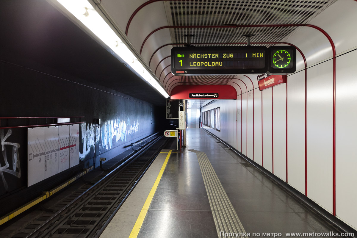 Фотография станции Donauinsel [Донауинзель] (U1, Вена). Выход в город осуществляется по лестнице. Второй выход из каждого зала станции ведёт под мост.