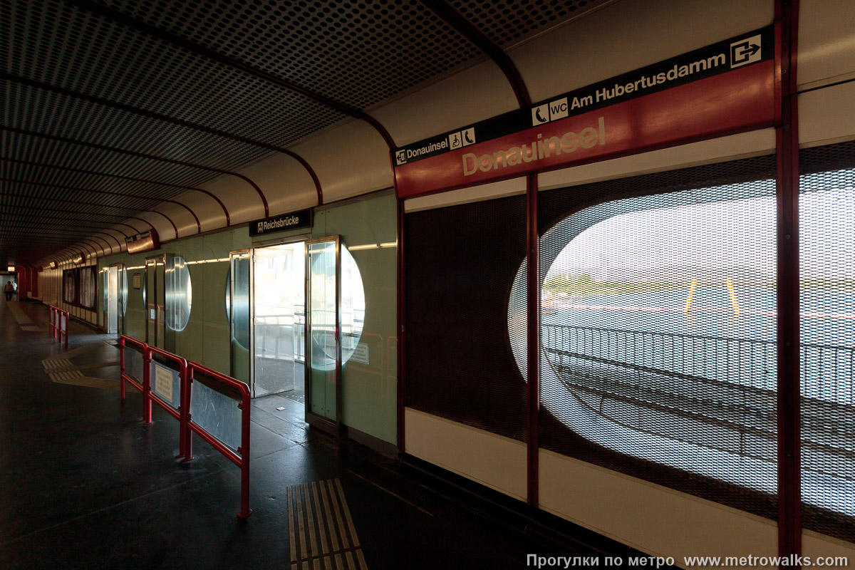 Фотография станции Donauinsel [Донауинзель] (U1, Вена). Выход в город с платформы ведёт прямо на улицу. Точнее говоря, на мост.