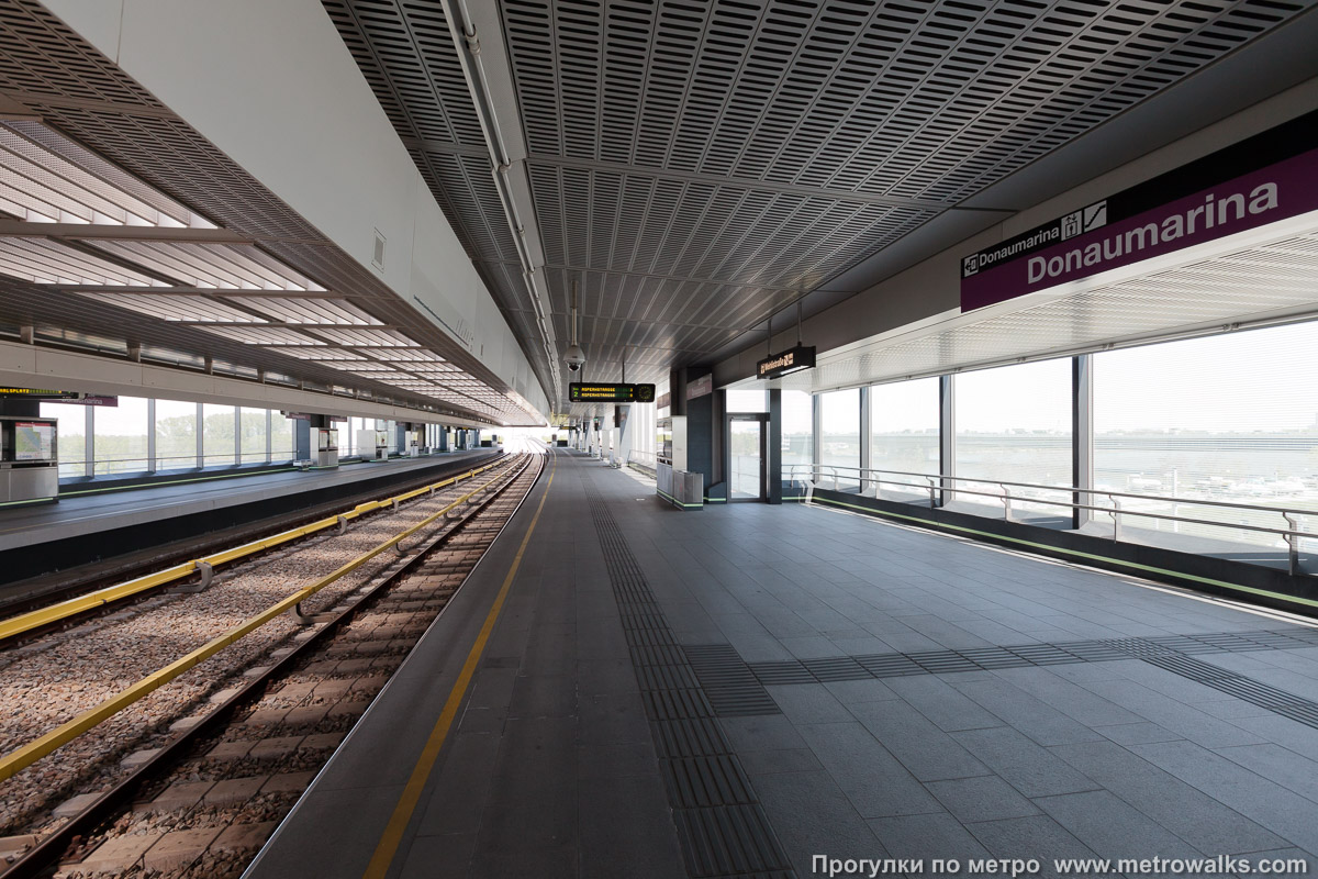 Фотография станции Donaumarina [Донаумарина] (U2, Вена). Продольный вид вдоль края платформы. Видно, что станция расположена в кривой.