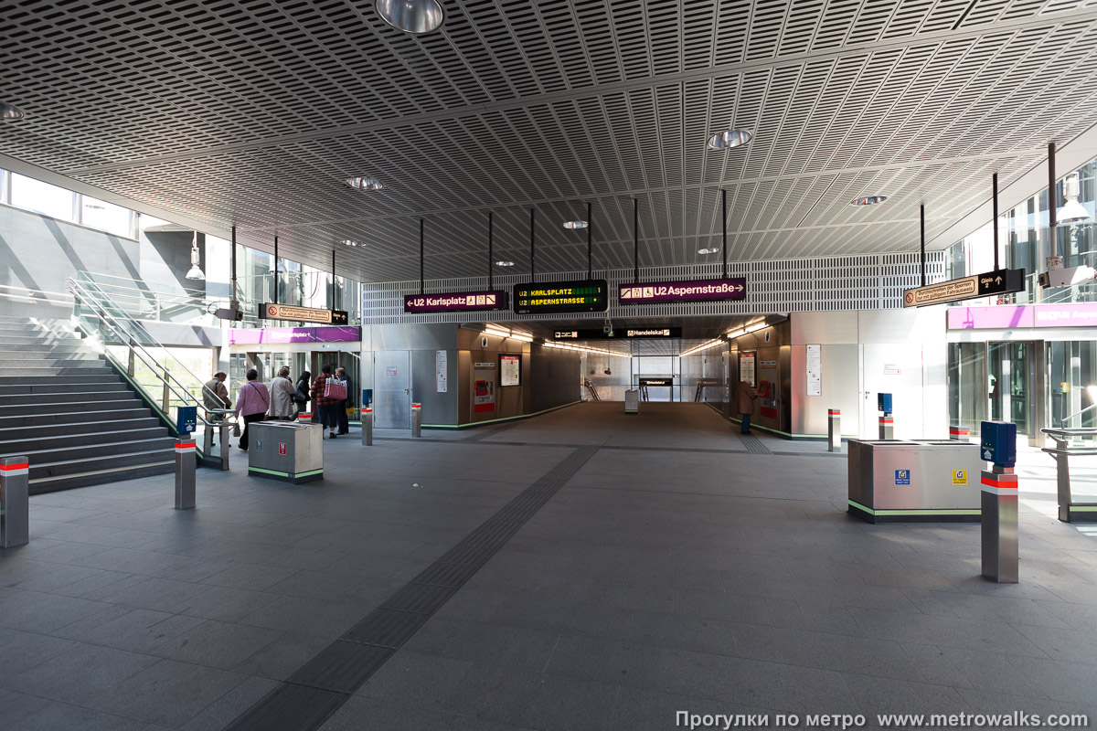 Фотография станции Donaumarina [Донаумарина] (U2, Вена). Внутри вестибюля станции, общий вид.