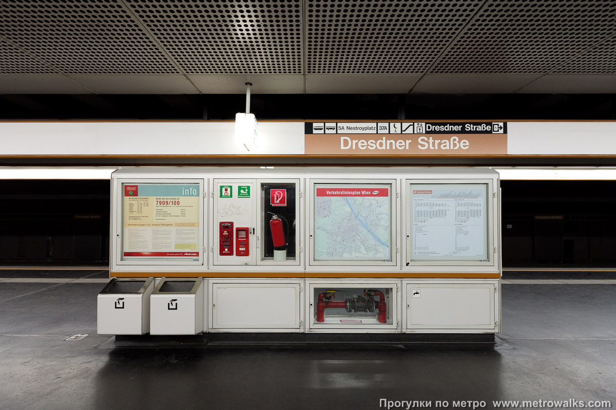 Фотография станции Dresdner Straße [Дрезднер Штрассе] (U6, Вена). Информационный стенд.