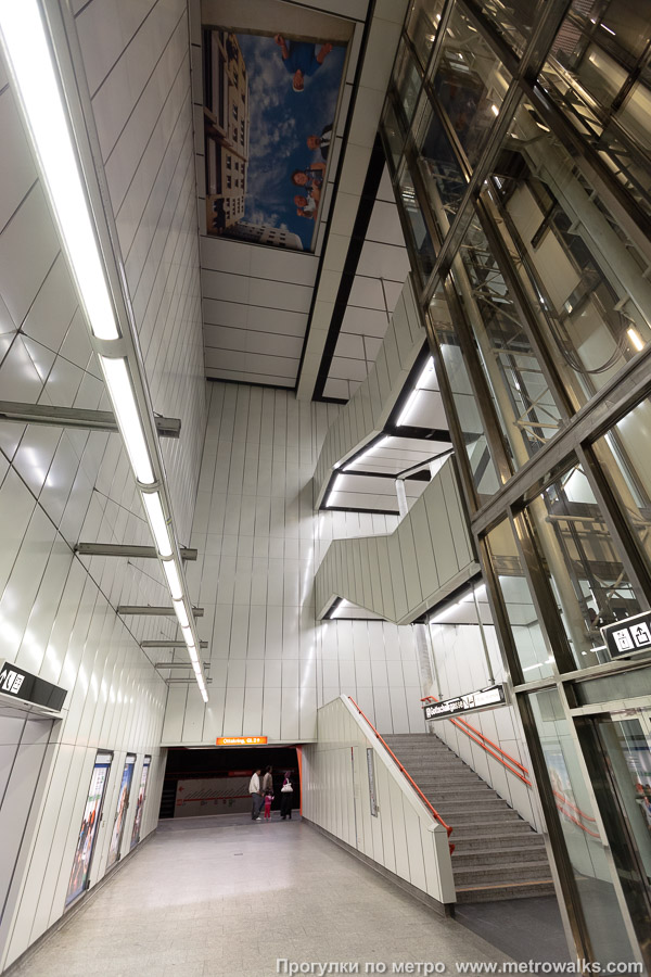Фотография станции Enkplatz [Энкплац] (U3, Вена). Аванзал у выхода в город. Отсюда можно выйти по эскалаторам (проход слева), на лифте (справа) или по лестнице.