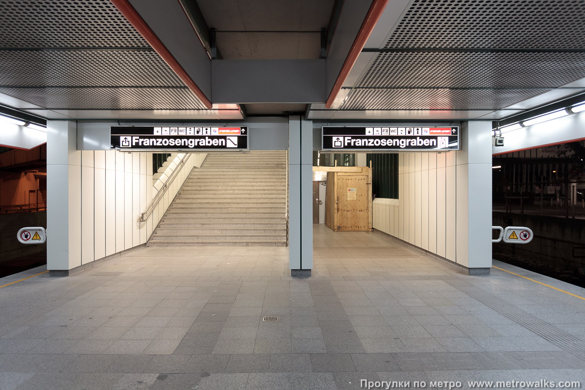 Фотография станции Erdberg [Эрдберг] (U3, Вена). Выход в город осуществляется по лестнице.