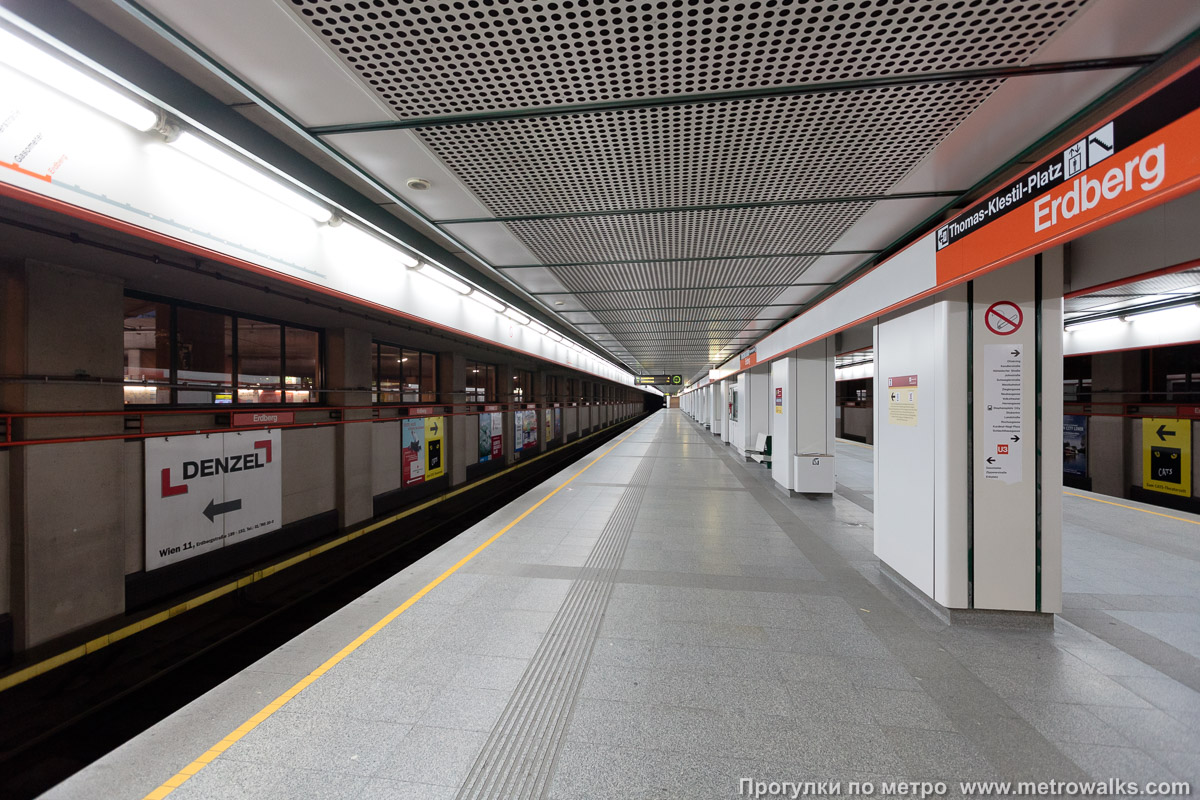 Фотография станции Erdberg [Эрдберг] (U3, Вена). Продольный вид вдоль края платформы.