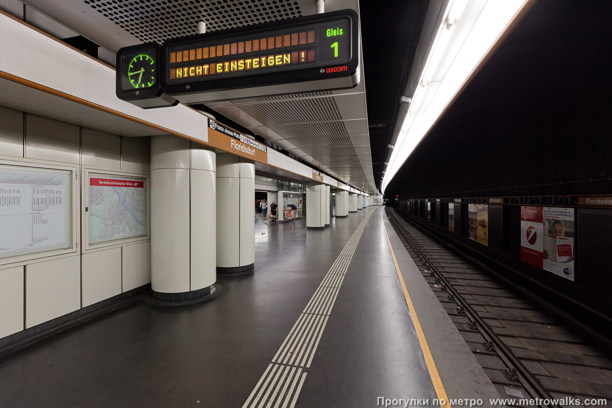 Фотография станции Floridsdorf [Флоридсдорф] (U6, Вена). Боковой зал станции и посадочная платформа, общий вид.