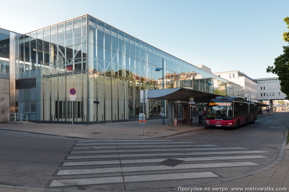 Фотография станции Floridsdorf [Флоридсдорф] (U6, Вена). Наземный вестибюль станции. Вид с юго-восточной стороны.