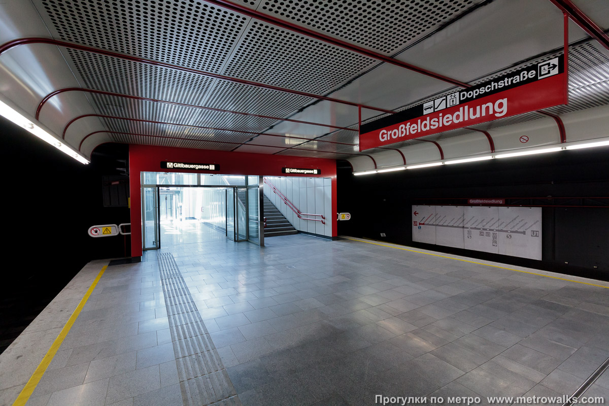 Фотография станции Großfeldsiedlung [Гроссфельдзидлунг] (U1, Вена). Выход в город осуществляется по лестнице. На заднем плане — лифт.