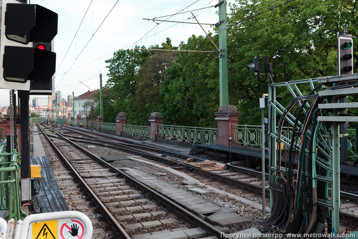 Фотография станции Gumpendorfer Straße [Гумпендорфер Штрассе] (U6, Вена). Пути рядом со станцией.