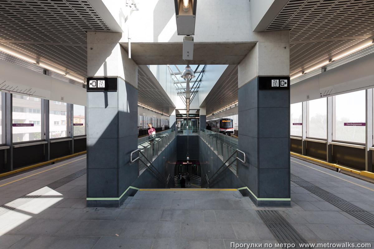 Фотография станции Hardeggasse [Хардеггассе] (U2, Вена). Выход в город осуществляется по лестнице. На заднем плане — лифт.