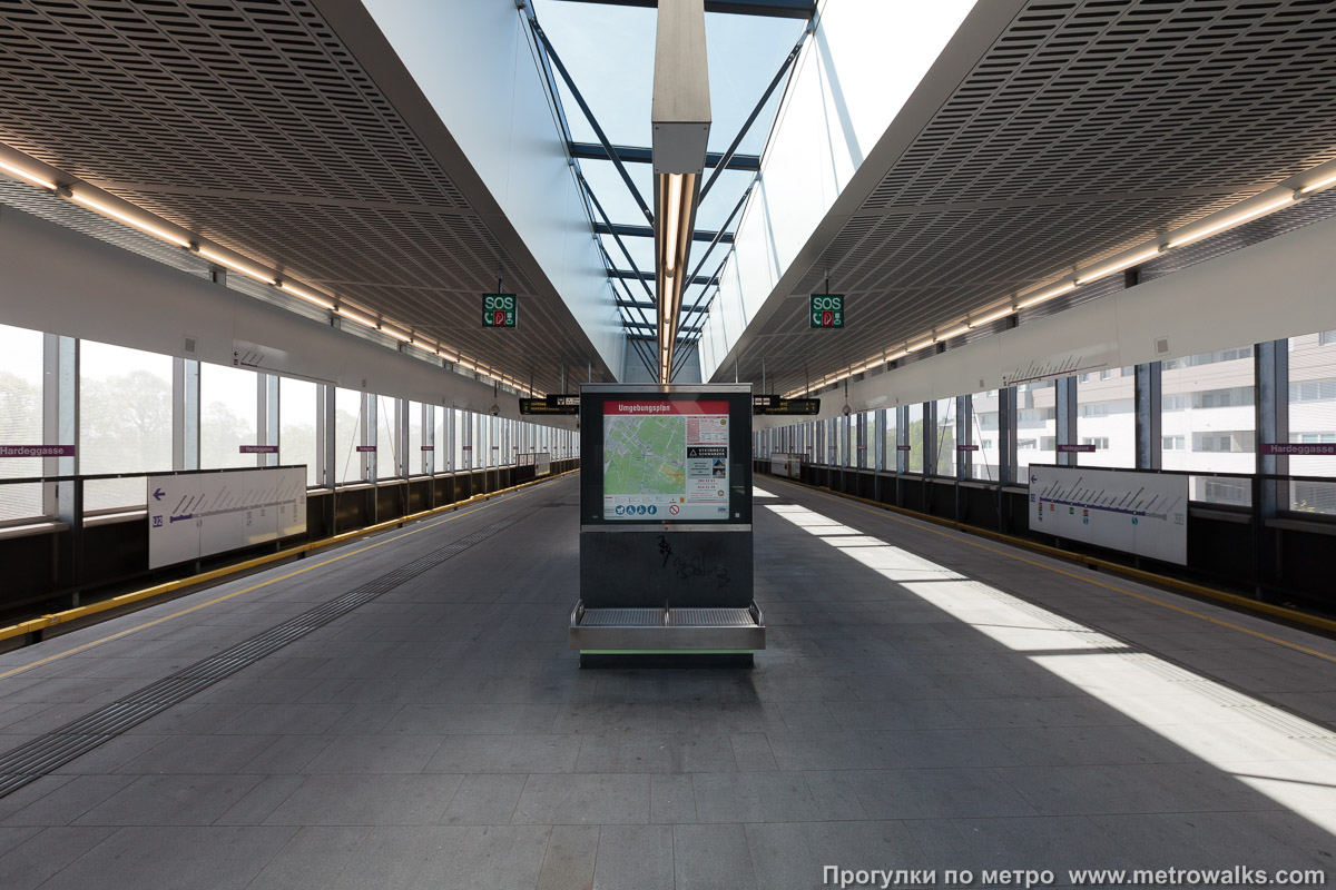Фотография станции Hardeggasse [Хардеггассе] (U2, Вена). Продольный вид по оси станции.