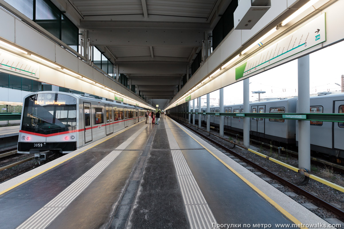 Фотография станции Heiligenstadt [Хайлигенштадт] (U4, Вена). Продольный вид по оси станции. Поезда прибывают и отправляются с обоих путей, используя перекрёстный съезд перед станцией.