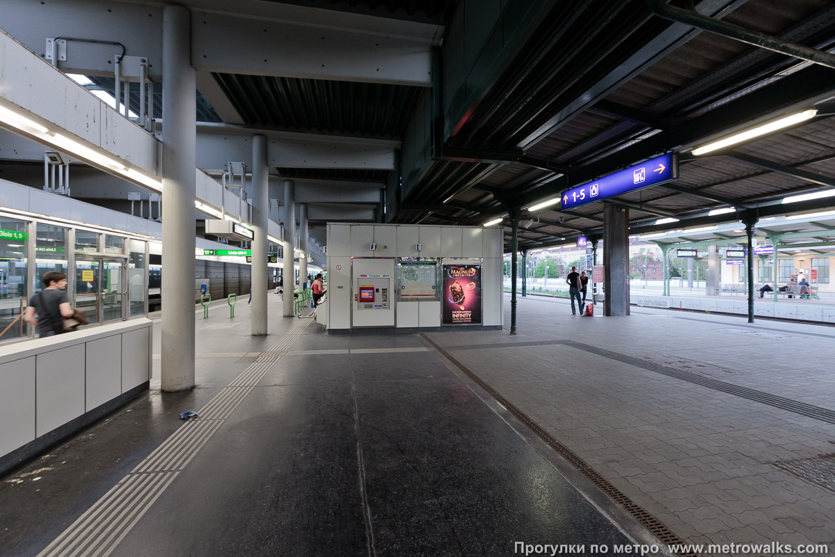 Фотография станции Heiligenstadt [Хайлигенштадт] (U4, Вена). Переход, общий вид. Слева — станция метро, справа — станция железной дороги и S-Bahn.