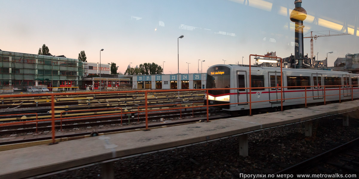 Фотография станции Heiligenstadt [Хайлигенштадт] (U4, Вена). Другое. Рядом со станцией Heiligenstadt находится депо, обслуживающее линию U4 (вид из окна поезда).