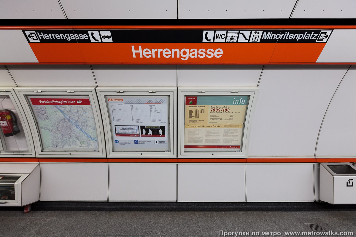 Фотография станции Herrengasse [Херренгассе] (U3, Вена). Информационный стенд на платформе.