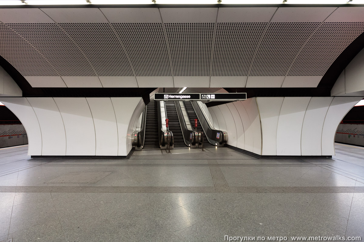 Фотография станции Herrengasse [Херренгассе] (U3, Вена). Выход в город, эскалаторы начинаются прямо с уровня платформы.