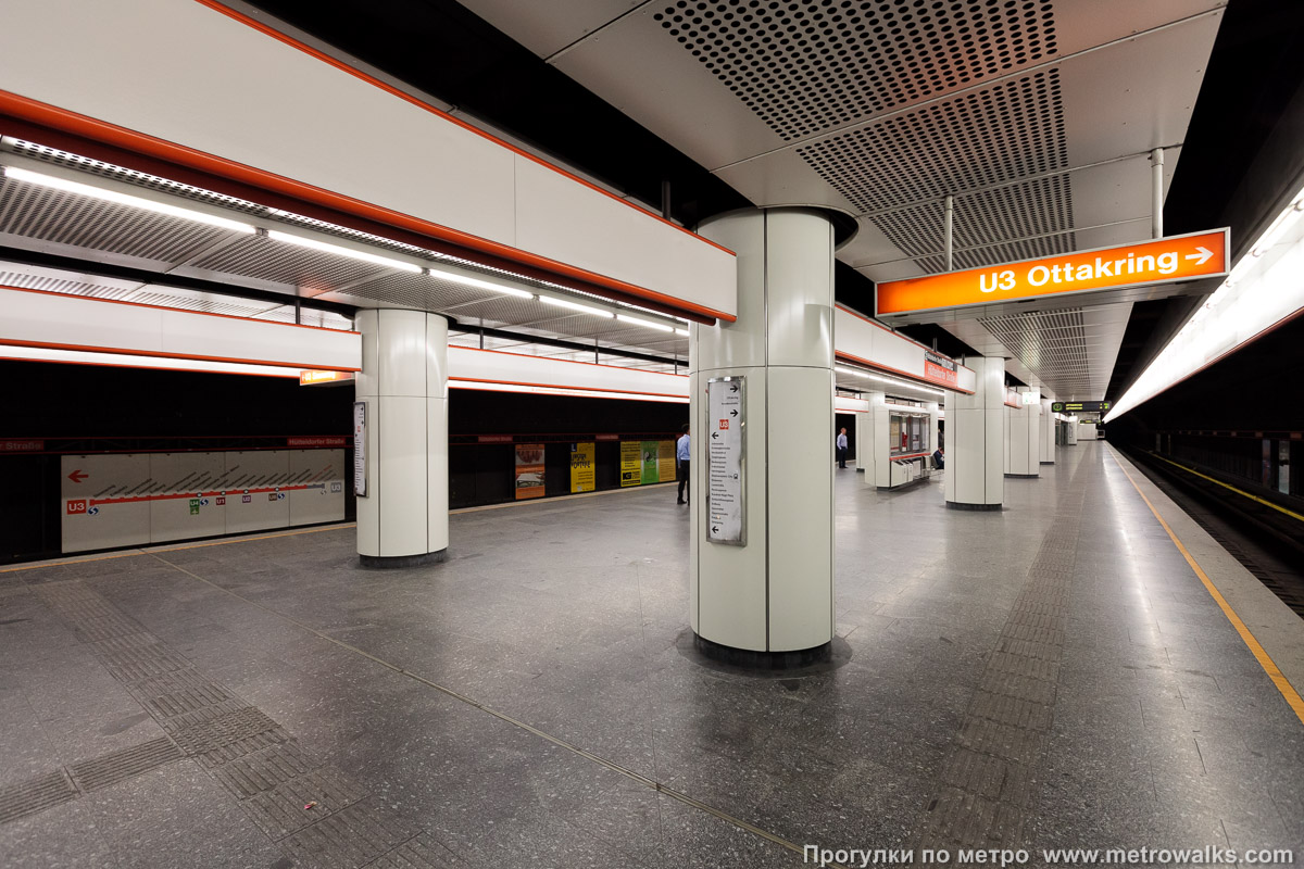 Фотография станции Hütteldorfer Straße [Хюттельдорфер Штрассе] (U3, Вена). Вид с края платформы по диагонали на противоположную сторону сквозь центральный зал.