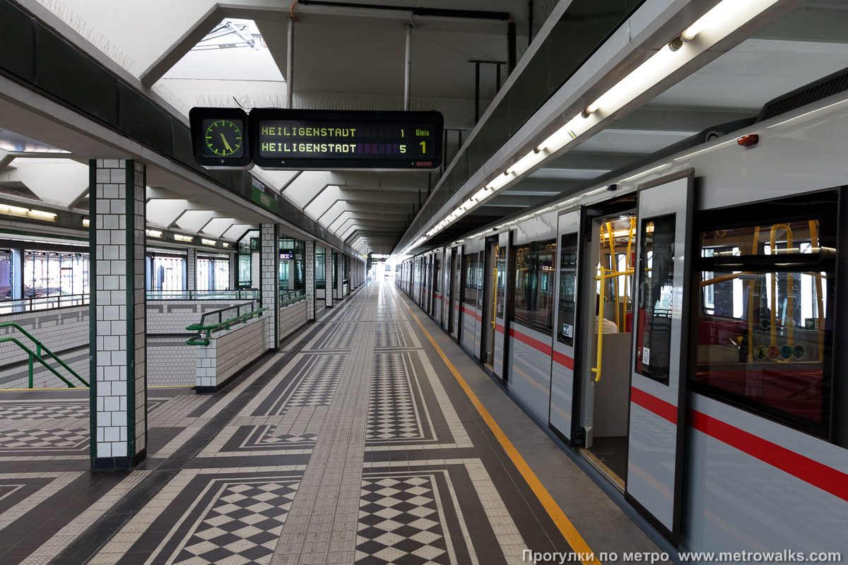 Фотография станции Hütteldorf [Хюттэльдорф] (U4, Вена). Боковой зал станции и посадочная платформа, общий вид. Для разнообразия — с поездом.