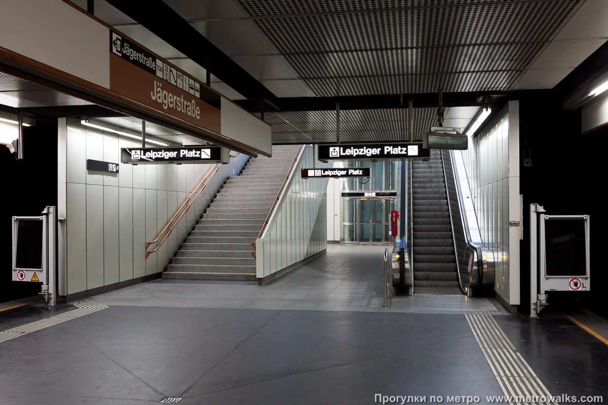 Фотография станции Jägerstraße [Йэгерштрассе] (U6, Вена). Выход в город, эскалаторы начинаются прямо с уровня платформы.