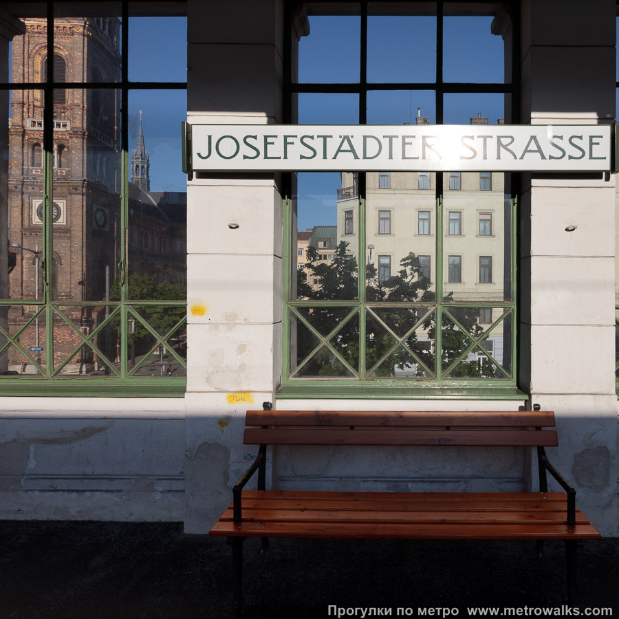 Фотография станции Josefstädter Straße [Йозефштэдтер Штрассе] (U6, Вена). Скамейка.