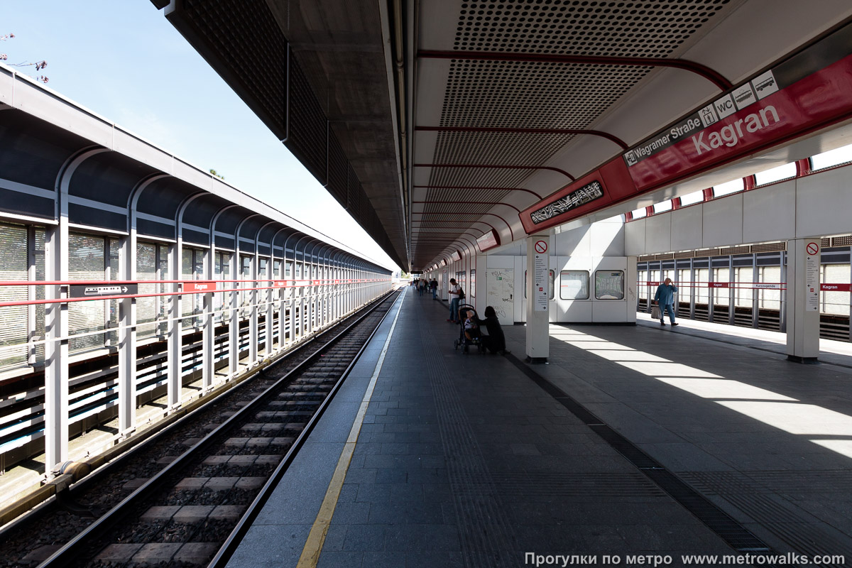 Фотография станции Kagran [Кагран] (U1, Вена). Боковой зал станции и посадочная платформа, общий вид.