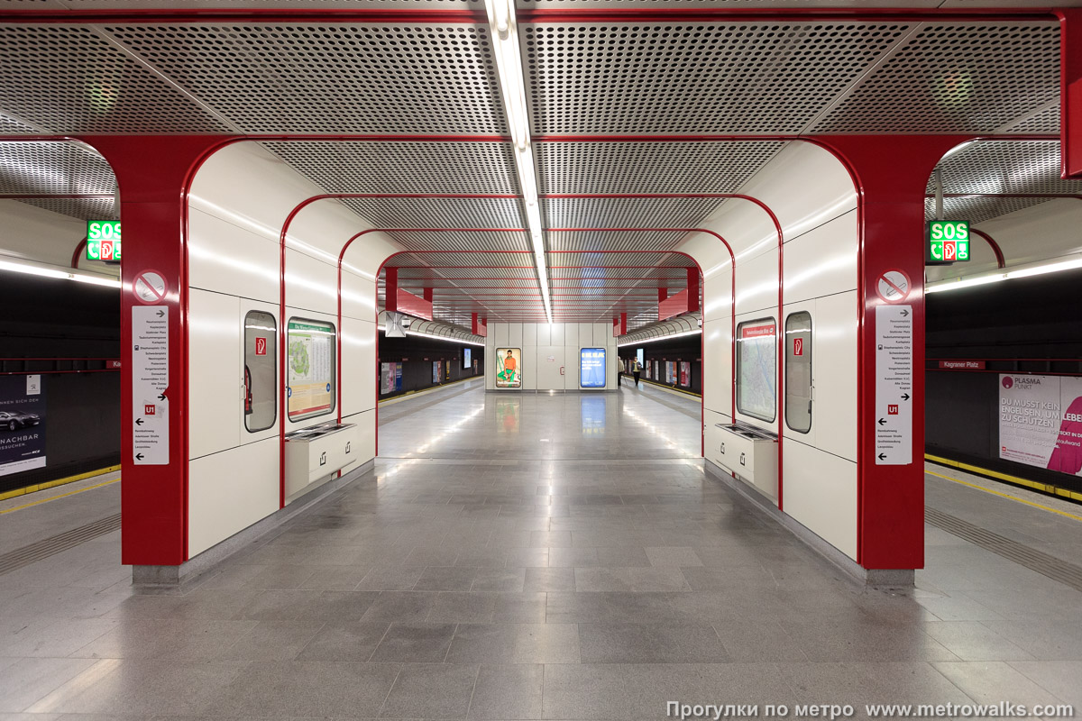 Фотография станции Kagraner Platz [Кагранер Плац] (U1, Вена). Продольный вид по оси станции.