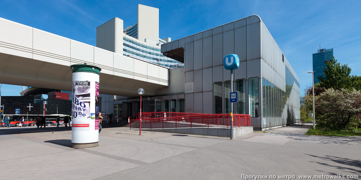 Фотография станции Kaisermühlen — Vienna International Centre [Кайзермюллен] (U1, Вена). Наземный вестибюль станции. Вид с южной стороны.