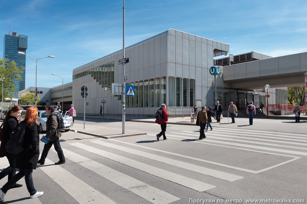 Фотография станции Kaisermühlen — Vienna International Centre [Кайзермюллен] (U1, Вена). Наземный вестибюль станции. Вид с западной стороны.