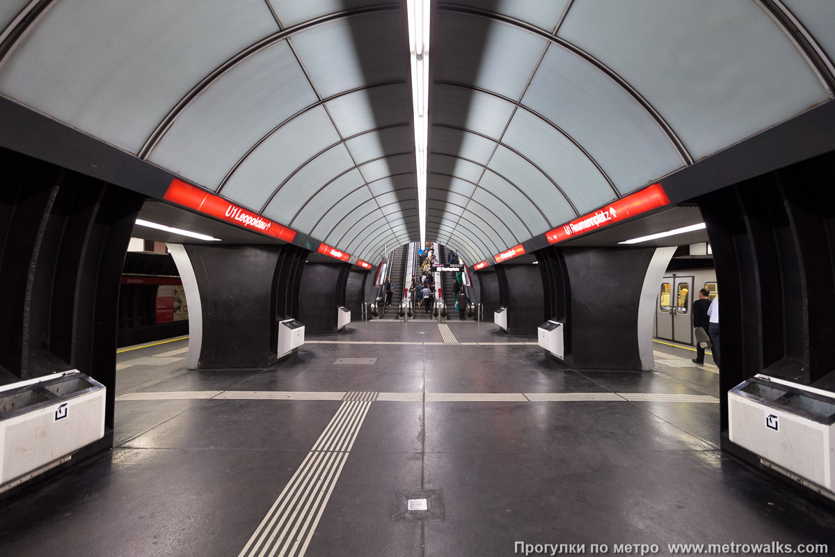 Фотография станции Karlsplatz [Карлсплац] (U1, Вена). Центральный зал станции, вид вдоль от глухого торца в сторону выхода.