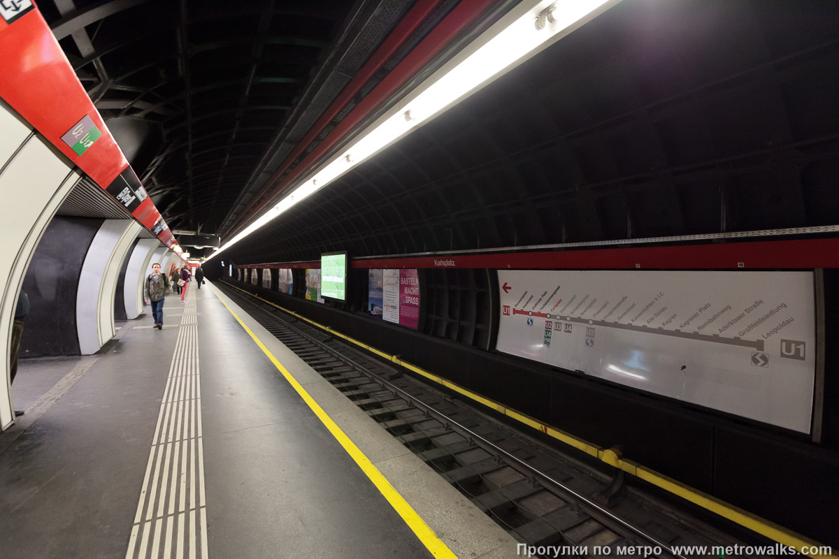 Фотография станции Karlsplatz [Карлсплац] (U1, Вена). Боковой зал станции и посадочная платформа, общий вид.