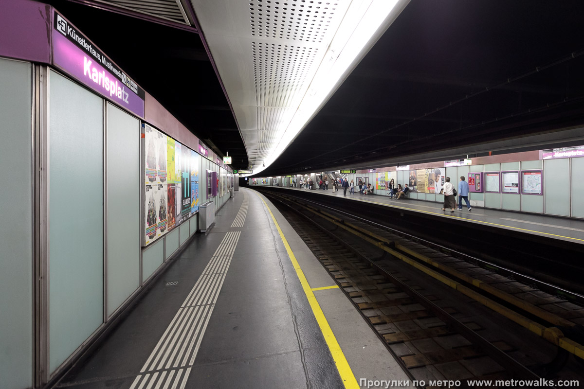 Фотография станции Karlsplatz [Карлсплац] (U2, Вена). Продольный вид вдоль края платформы. Видно, что станция расположена в кривой.