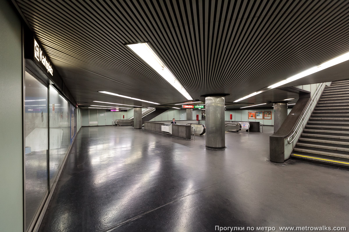 Фотография станции Karlsplatz [Карлсплац] (U2, Вена). Переход, общий вид. В переходе с U2 на U1 и U4.
