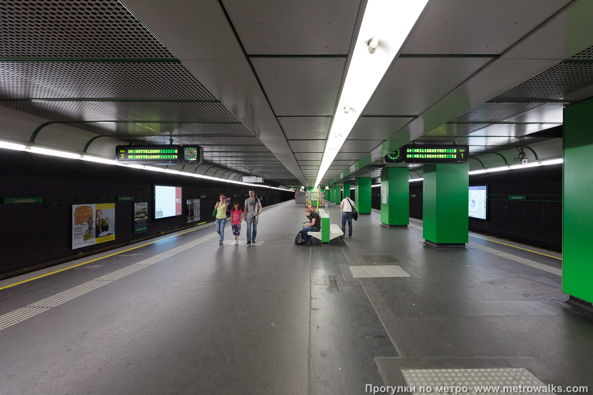 Фотография станции Landstraße [Ландштрассе] (U4, Вена). Продольный вид по оси станции. Станция несимметрична: колонны установлены не по оси станции, а вдоль края одной платформы.