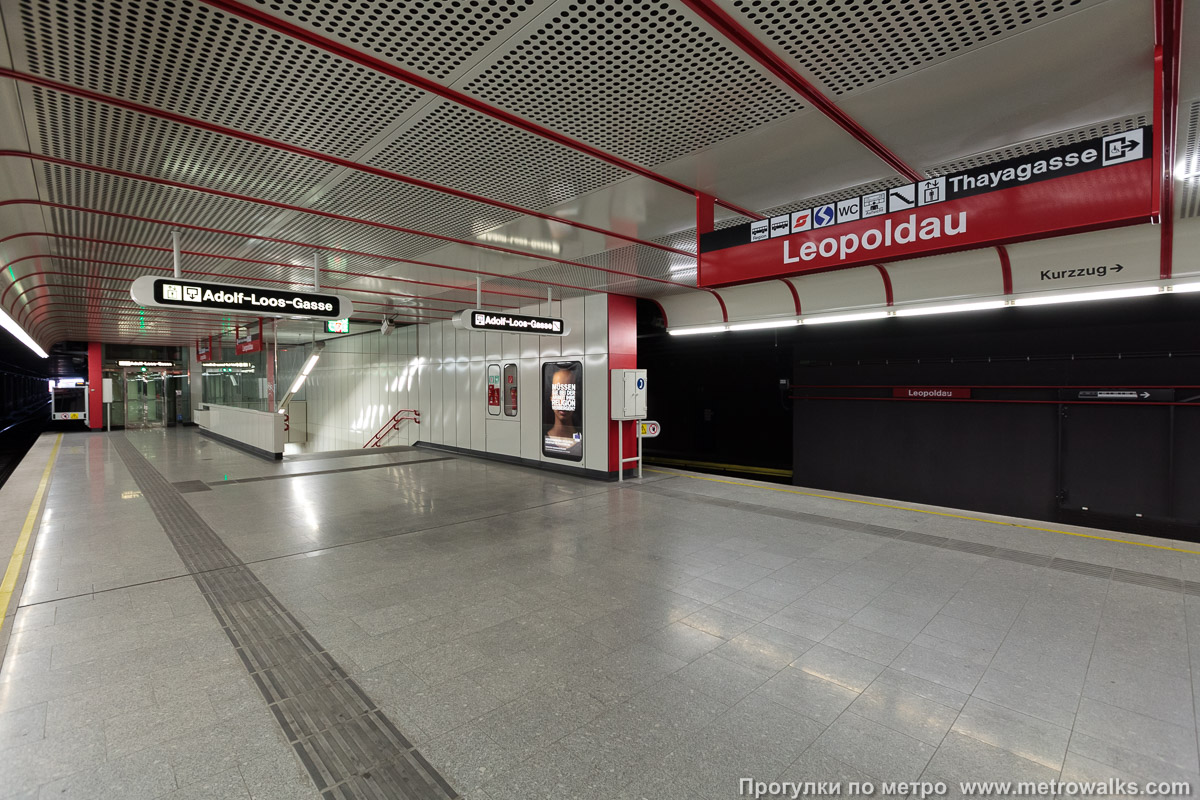 Фотография станции Leopoldau [Леопольдау] (U1, Вена). Часть станции около выхода в город.