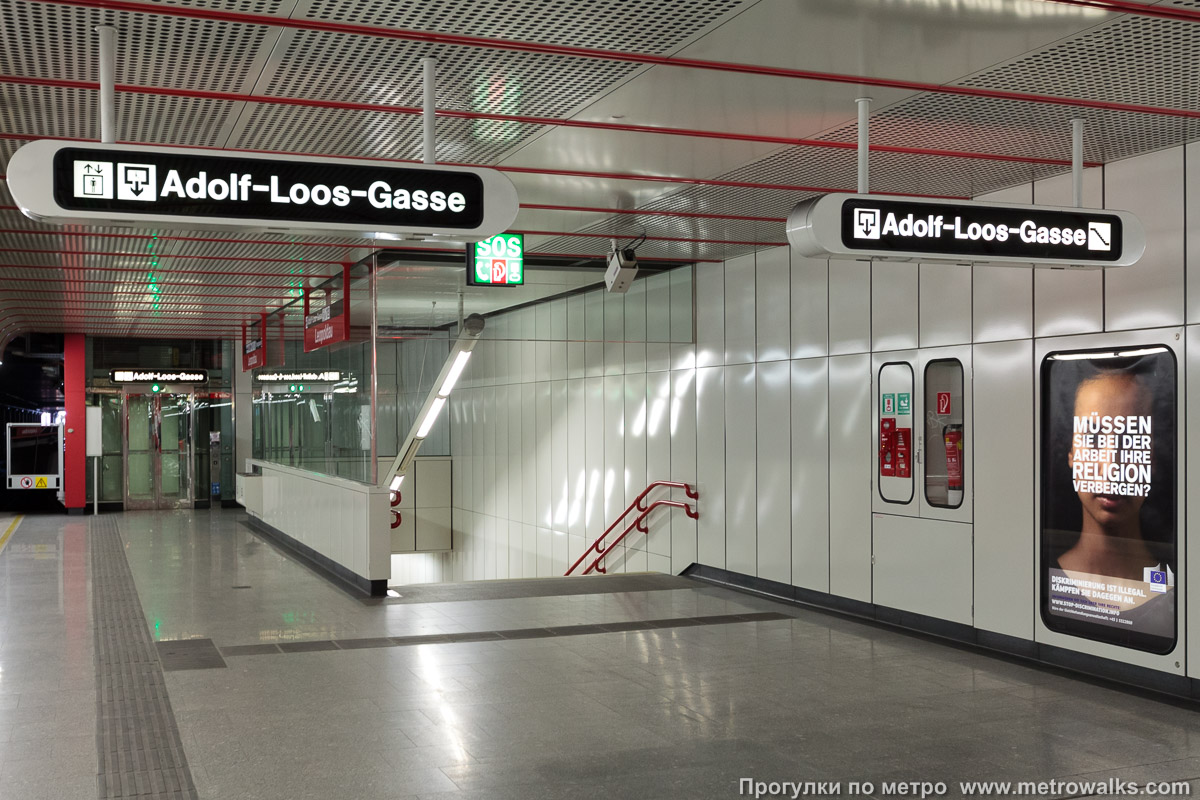 Фотография станции Leopoldau [Леопольдау] (U1, Вена). Выход в город осуществляется по лестнице. На заднем плане — лифт.