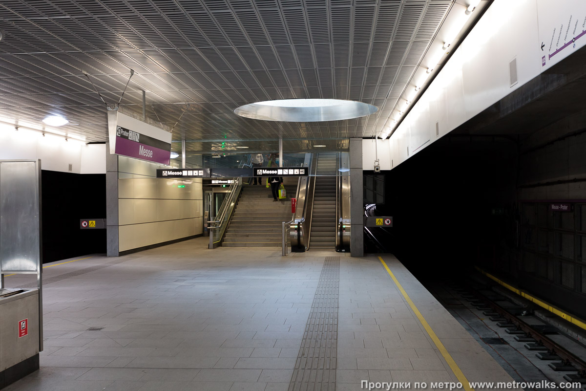 Фотография станции Messe-Prater [Мессе-Пратер] (U2, Вена). Выход в город, эскалаторы начинаются прямо с уровня платформы. На заднем плане — лифт.