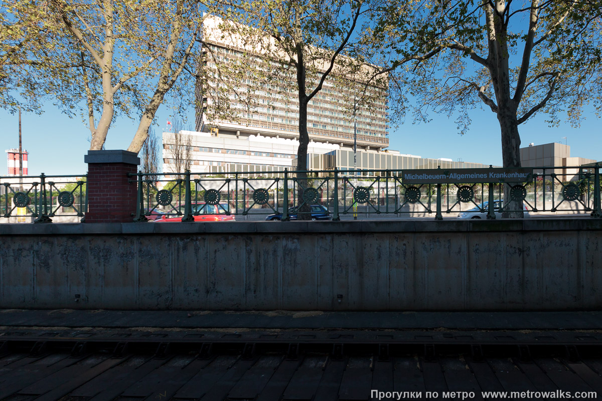 Фотография станции Michelbeuern — Allgemeines Krankenhaus [Михельбойерн — Альгемайнес кранкенхаус] (U6, Вена). Путевая стена. На заднем плане — один из корпусов больницы Альгемайнес.