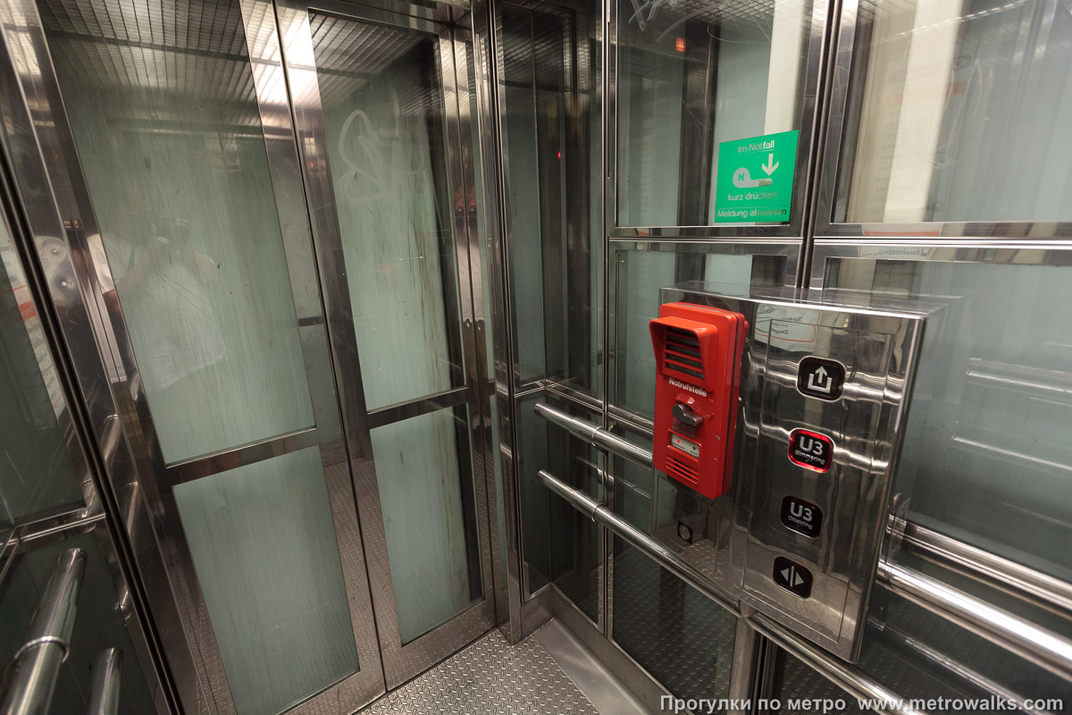 Фотография станции Neubaugasse [Нойбаугассе] (U3, Вена). Внутри лифта. Лифт позволяет перемещаться между двумя ярусами станции, а также доставляет на выход.