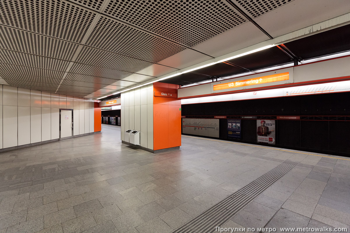 Фотография станции Neubaugasse [Нойбаугассе] (U3, Вена). Аванзал у выхода в город. Верхний ярус (на нижнем ярусе аванзал точно такой же).