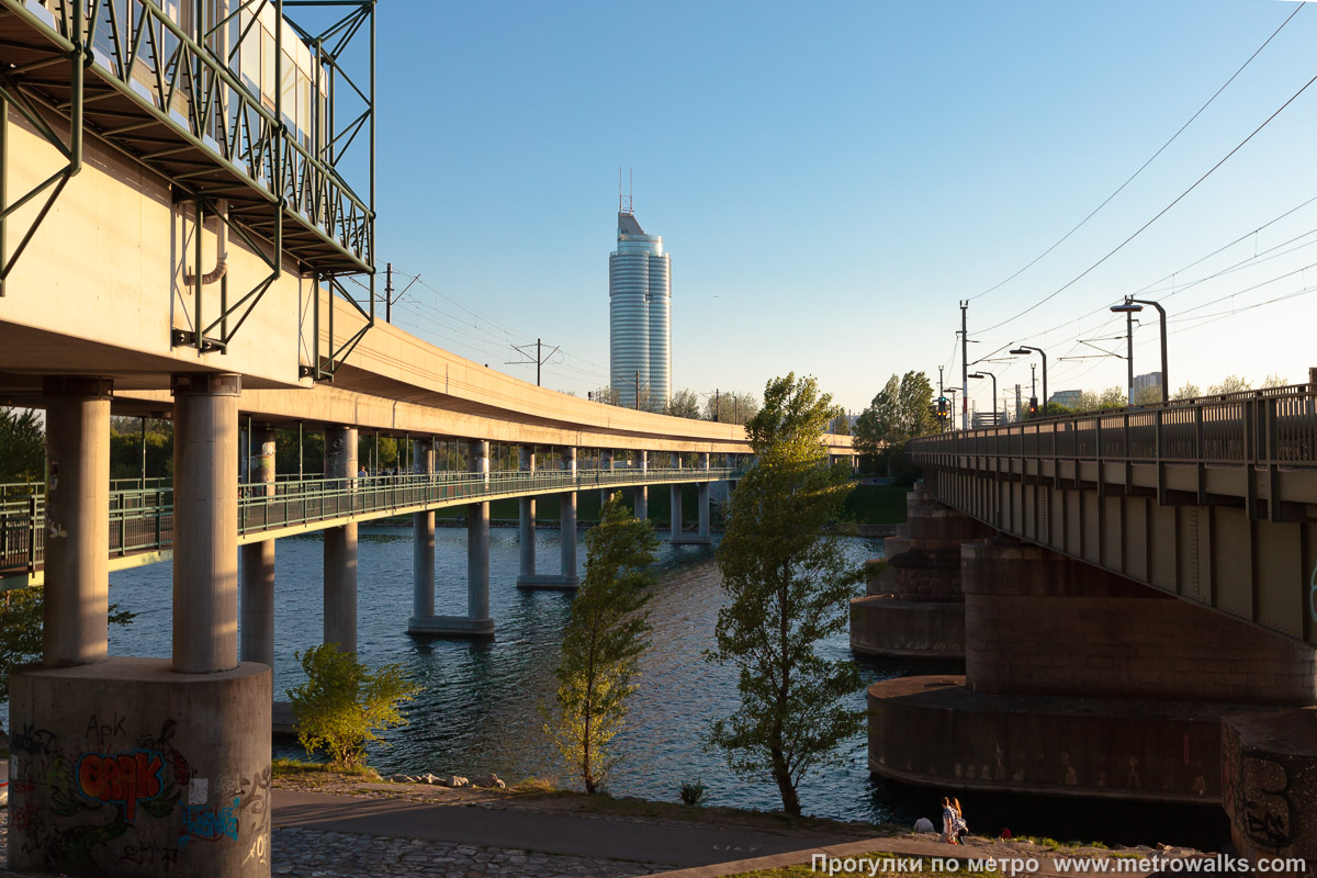 Фотография станции Neue Donau [Нойе Донау] (U6, Вена). Общий вид окрестностей станции. Слева сверху — мост метро, слева снизу — пешеходно-велосипедный, справа — железнодорожный.