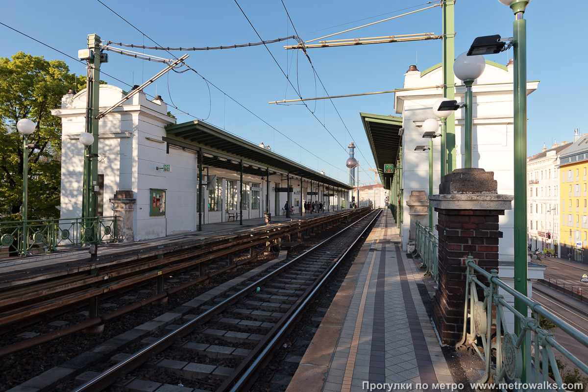 Фотография станции Nußdorfer Straße [Нусдорфер Штрассе] (U6, Вена). Продольный вид вдоль края платформы.