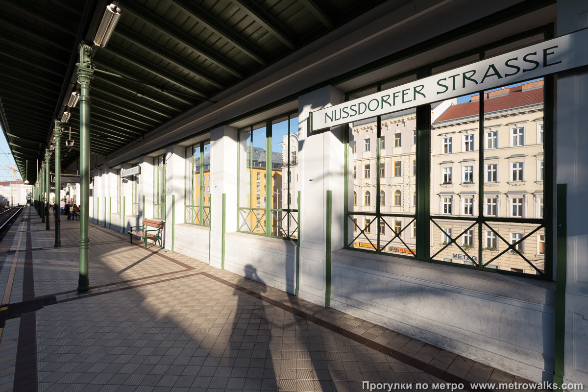 Фотография станции Nußdorfer Straße [Нусдорфер Штрассе] (U6, Вена). Станционная стена.