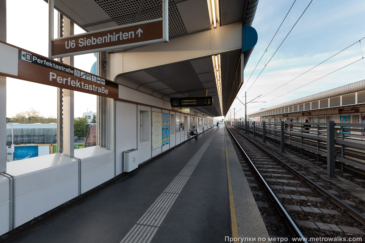 Фотография станции Perfektastraße [Перфекташтрассе] (U6, Вена). Продольный вид вдоль края платформы.
