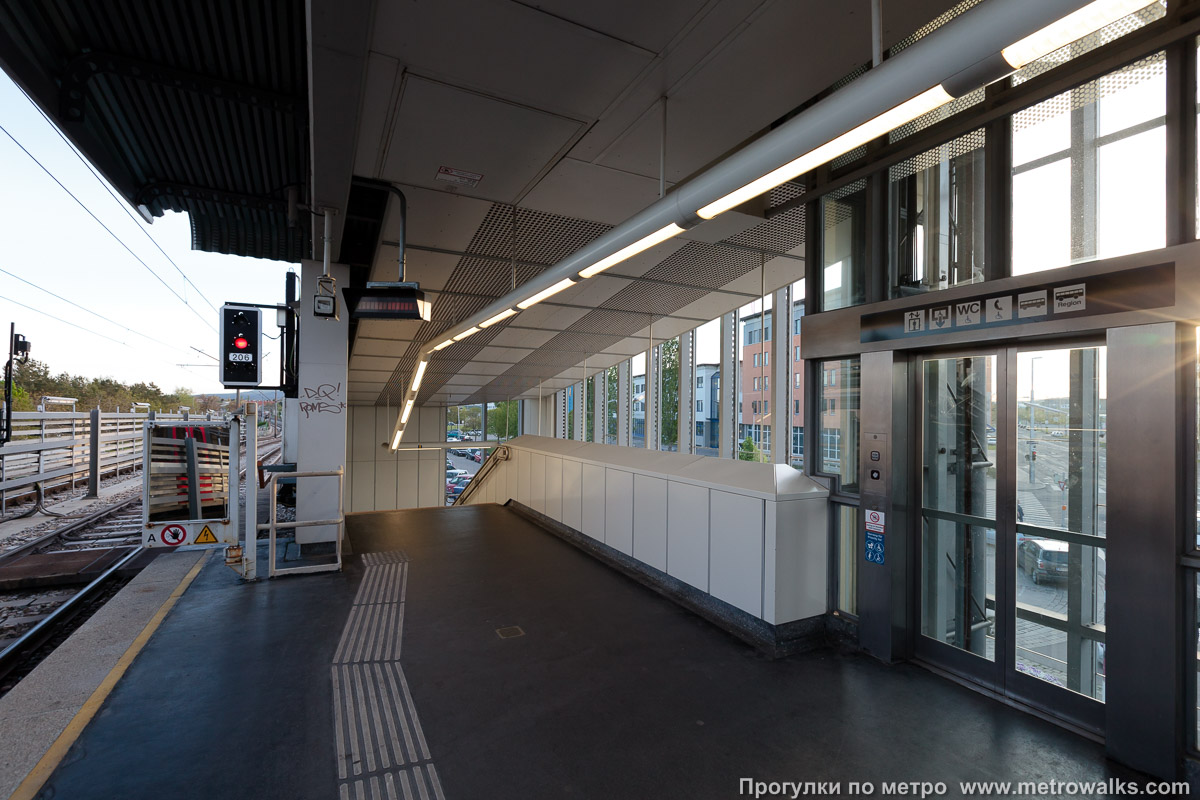 Фотография станции Perfektastraße [Перфекташтрассе] (U6, Вена). Выход в город осуществляется по лестнице. Справа за стеклянной стеной — лифт.