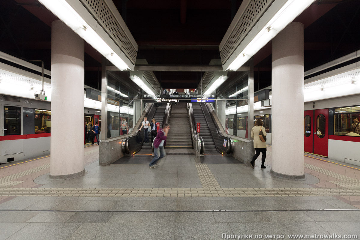 Фотография станции Bahnhof Meidling [Банхоф Майдлинг] (U6, Вена). Выход в город, эскалаторы начинаются прямо с уровня платформы.