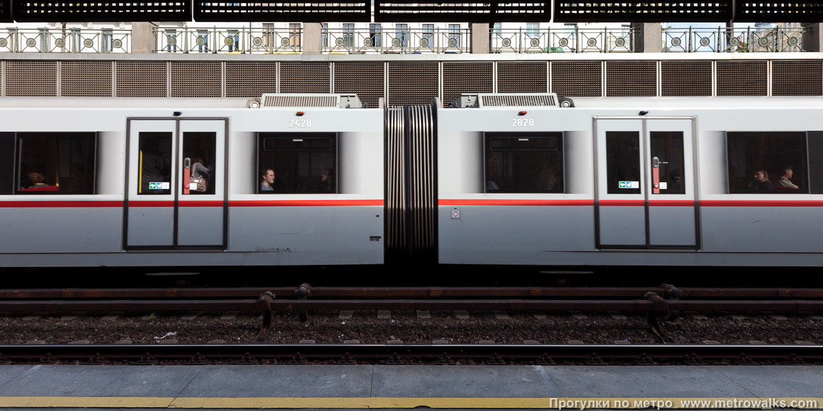 Фотография станции Pilgramgasse [Пильграмгассе] (U4, Вена). Поперечный вид. Для оживления картинки — с поездом.