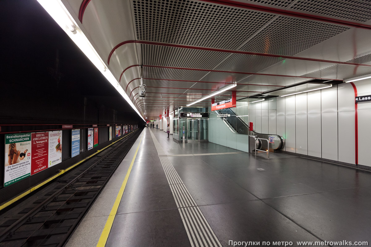 Фотография станции Praterstern [Пратерштерн] (U1, Вена). Продольный вид вдоль края платформы.