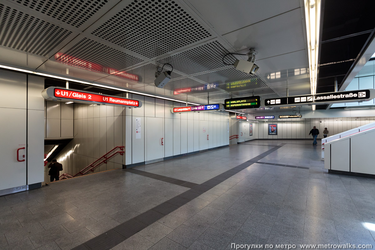 Фотография станции Praterstern [Пратерштерн] (U1, Вена). Переход, общий вид. Переход на линию U2 совмещён с ещё одним выходом в город.