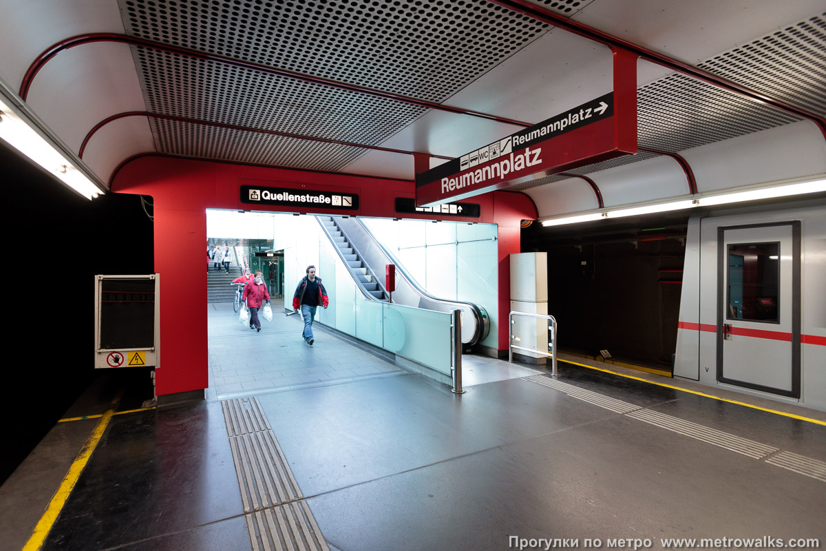 Фотография станции Reumannplatz [Ройманнплац] (U1, Вена). Выход в город, эскалаторы начинаются прямо с уровня платформы. На заднем плане — лифт.